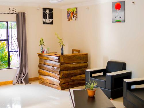 Fuajee, Breezy Lodge in Weru Weru