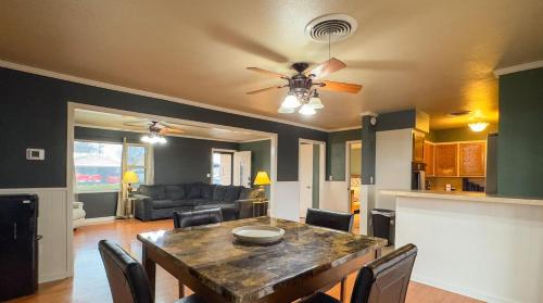 The Spacious Avocado 4 Bed, 2 Bath in Burkburnett (TX)
