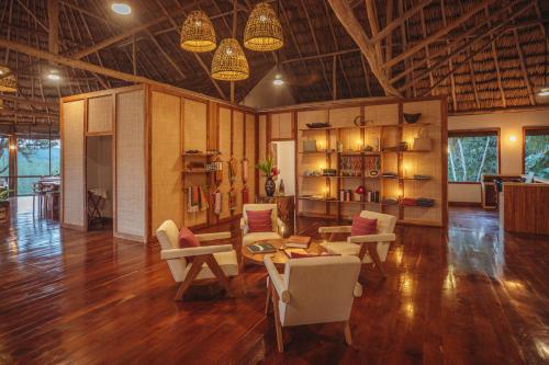 Фойє, Gaia Riverlodge in Белмопан