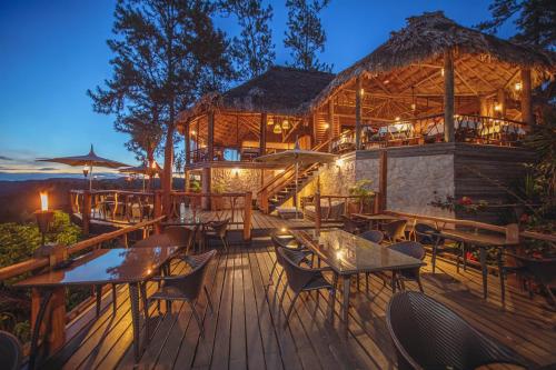 Ресторан, Gaia Riverlodge in Белмопан