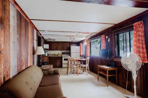 2-bedroom Balsam Lake Lower Boathouse #1A in Rosedale (ON)