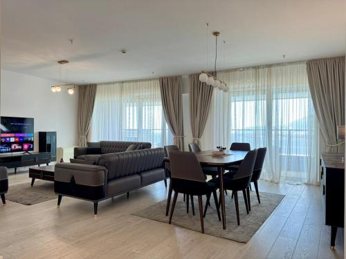 صالة مشتركة/ منطقة التلفزيون, Exclusive Luxury Villa in Dukley Gardens in Zavala