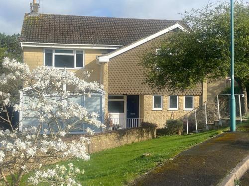 Lovely 3 bed house with views, parking & garden in Combe Down