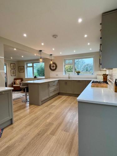 Lovely 3 bed house with views, parking & garden in Combe Down