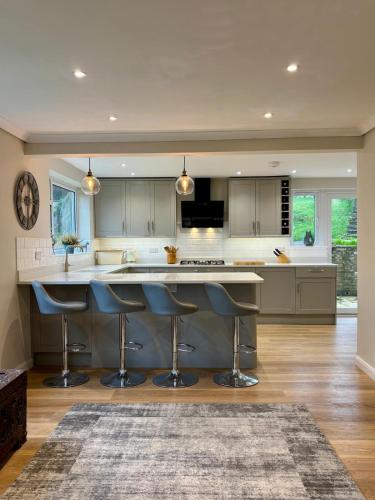 Lovely 3 bed house with views, parking & garden – khách sạn tại Combe Down