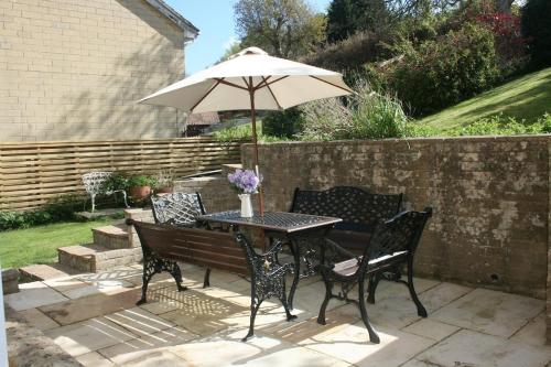 Lovely 3 bed house with views, parking & garden in Combe Down