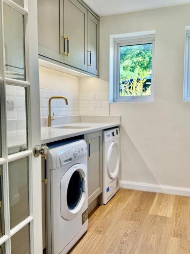 Lovely 3 bed house with views, parking & garden in Combe Down