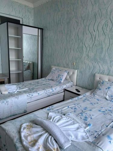 2 twin beds
