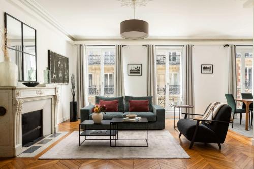 Champs Elysées Stylish Flat 2BR 6PPL