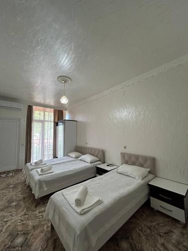 3 twin beds