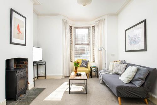 NEW Spacious and Bright House-Parking-By FabAccommodation – khách sạn tại Easton