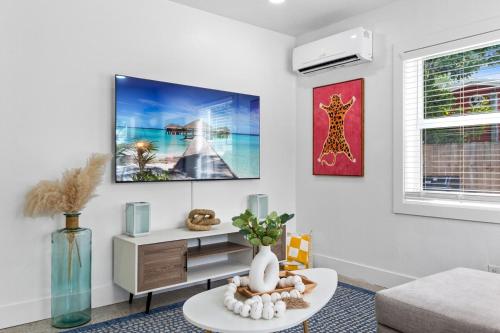 Green Cheetah - Near Beach & Olas! Patio & Parking – khách sạn tại Khac