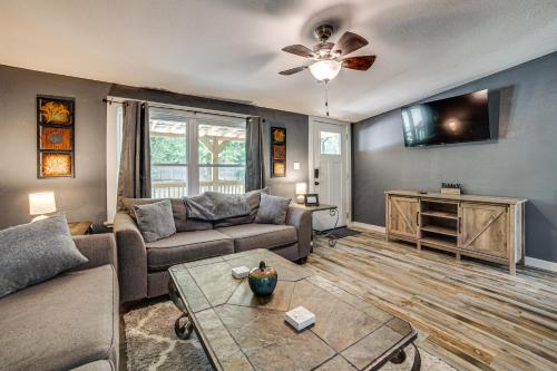 Lake Tawakoni Basecamp: Covered Patio + Fire Pit! in Wills Point