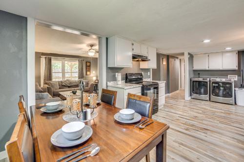 Lake Tawakoni Basecamp: Covered Patio + Fire Pit! in Wills Point