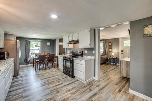 Lake Tawakoni Basecamp: Covered Patio + Fire Pit! in Wills Point