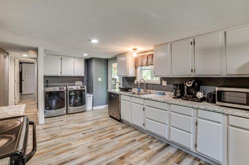 Lake Tawakoni Basecamp: Covered Patio + Fire Pit! in Wills Point