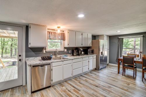 Lake Tawakoni Basecamp: Covered Patio + Fire Pit! in Wills Point