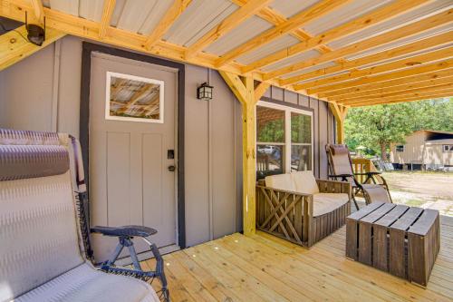 Lake Tawakoni Basecamp: Covered Patio + Fire Pit! in Wills Point