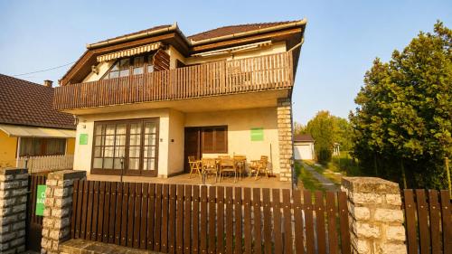Ciao Bambino Apartments – khách sạn tại Fonyod