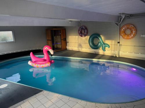 Peldbaseins, The Watering Hole in Garden View (PA)