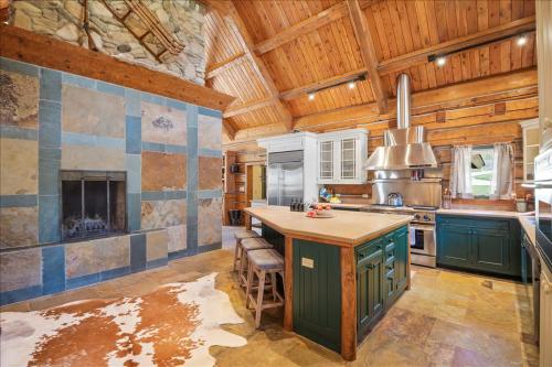 Goble Creek Ranch 65 Acre Riverfront Hot Tub in Dunton (CO)