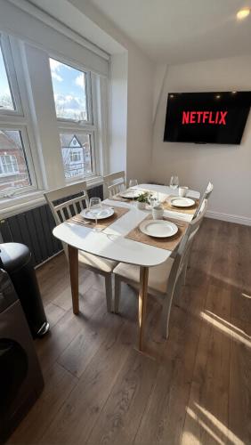 Putney Suite in Putney PS5 60