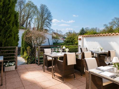 Hotel 100 Room Type - Double Room with Chateau View