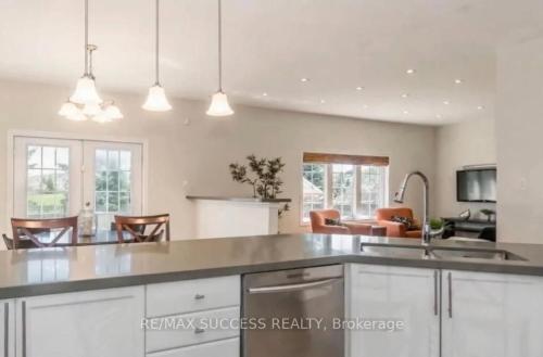 Full house 6 bedrms, 7 beds, 3 bath Airport – khách sạn tại Erin Mills