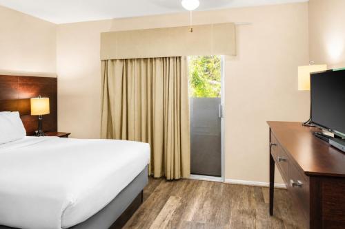 Scottish Fairway Inn - Tap to explore photos