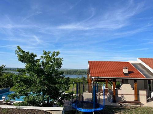 Skats, Vila Tricornia in Vinca