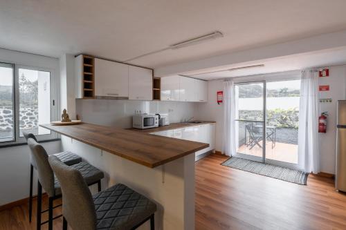 virtuve, Casa Dos Arcos Oceanfront Apartments in Lajido