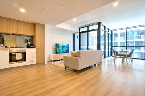 Luxurious and Stylish Modern 1BR APT w Pool and Gym - image 4