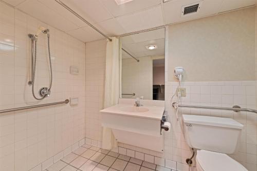 Rodeway Inn and Suites on the River - image 25
