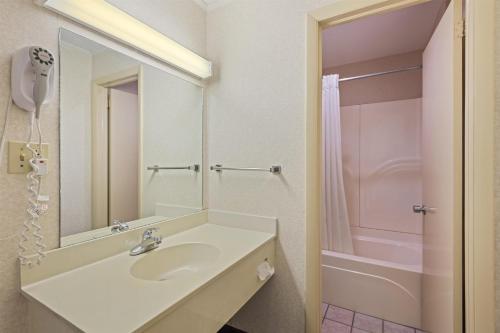 Rodeway Inn and Suites on the River - image 27