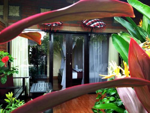 شرفة/ تراس, ذا ساري بنجالوز (The Sari Bungalows) in بوموتيران