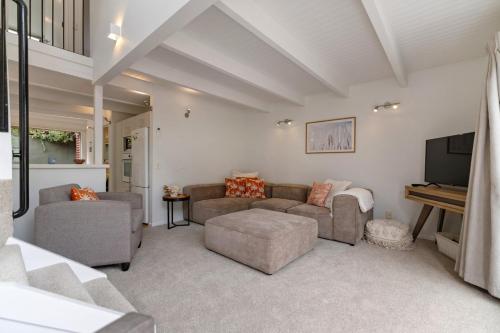 Location is gold 2 bed - image 5