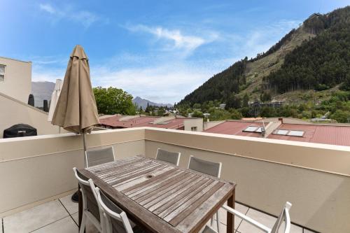 Location is gold 2 bed - image 7
