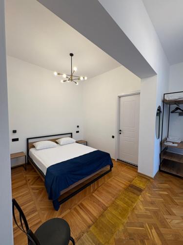 1 queen bed, 1 double bed