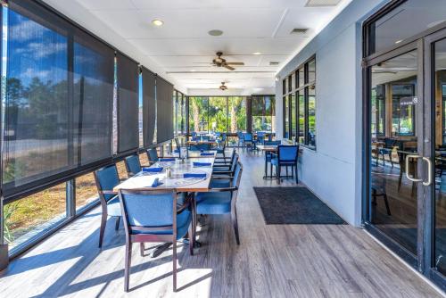Restaurant, St James Bay Golf & Pickleball Resort in Carrabelle