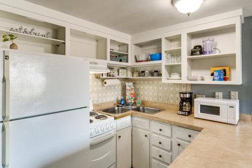 Explore Port Huron! Cozy Condo w/ Creek Views in Πορτ Χάρον(Μίσιγκαν)