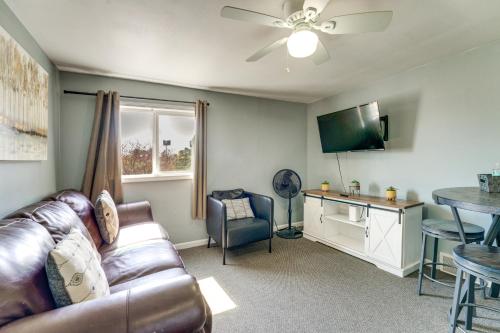 Explore Port Huron! Cozy Condo w/ Creek Views in Πορτ Χάρον(Μίσιγκαν)
