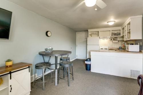 Explore Port Huron! Cozy Condo w/ Creek Views in Πορτ Χάρον(Μίσιγκαν)