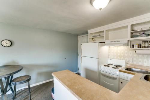 Explore Port Huron! Cozy Condo w/ Creek Views in Πορτ Χάρον(Μίσιγκαν)