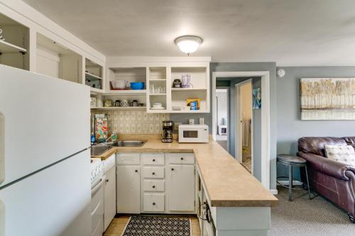 Explore Port Huron! Cozy Condo w/ Creek Views in Πορτ Χάρον(Μίσιγκαν)