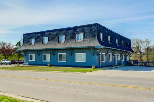 Explore Port Huron! Cozy Condo w/ Creek Views in Πορτ Χάρον(Μίσιγκαν)