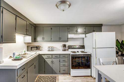 Waterfront Condo 2 Mi to Historic Dtwn Port Huron! in Port Huron (Michigan)