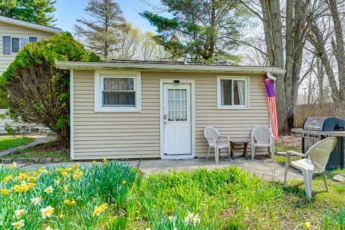 1 Mi to Lakeport State Park! Bungalow w/ Patio – khách sạn tại Lexington (MI)