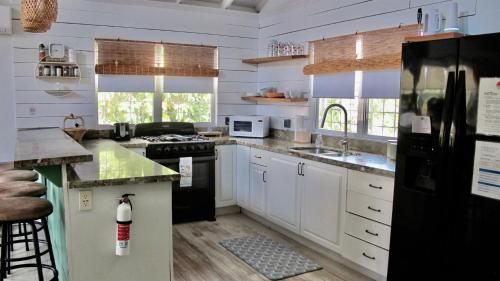 Beachfront Bungalow-Pool & Oceanfront-Views-Golf in Surfside
