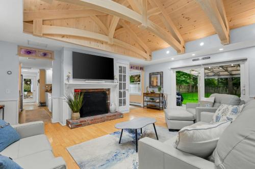 Walk to Private Beach from Cozy Retreat in Sandwich (MA)