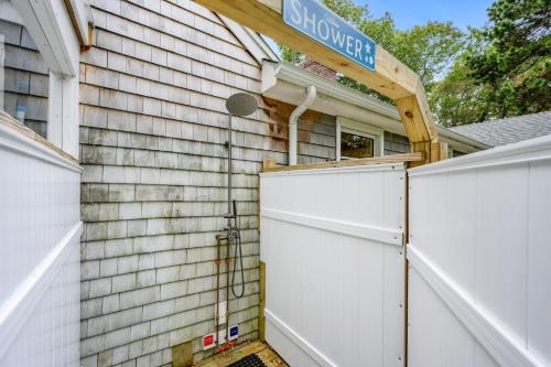 Walk to Private Beach from Cozy Retreat in Sandwich (MA)